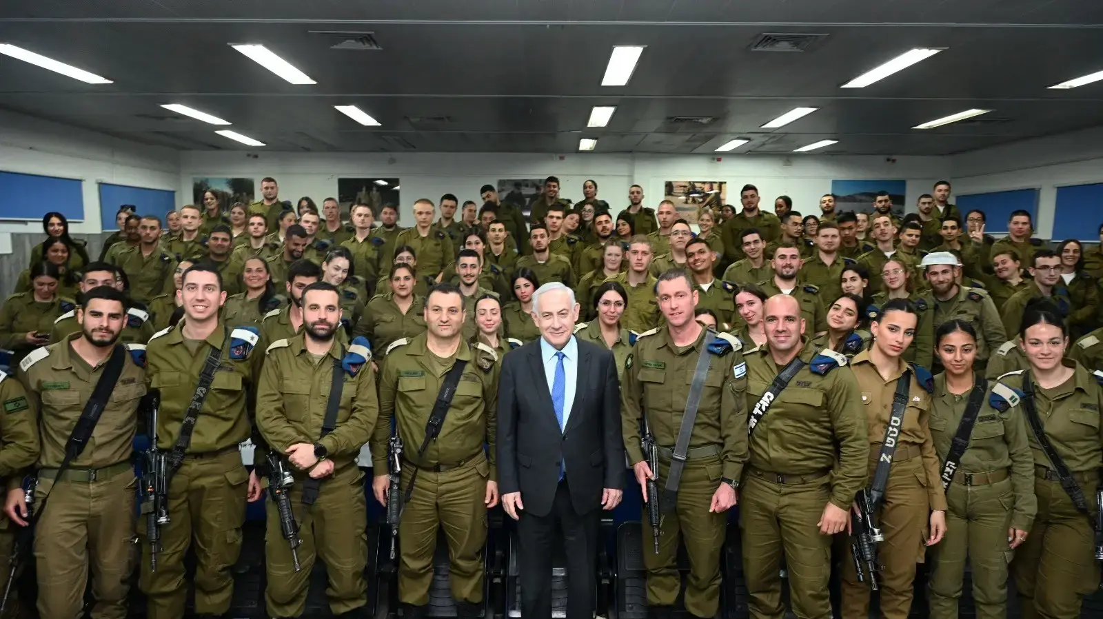 ראש הממשלה נתניהו בקריאת מגילה עם לוחמי ולוחמות גדוד ארז של חיל המשטרה הצבאית ראש הממשלה נתניהו בקריאת מגילה עם לוחמי ולוחמות גדוד ארז של חיל המשטרה הצבאית