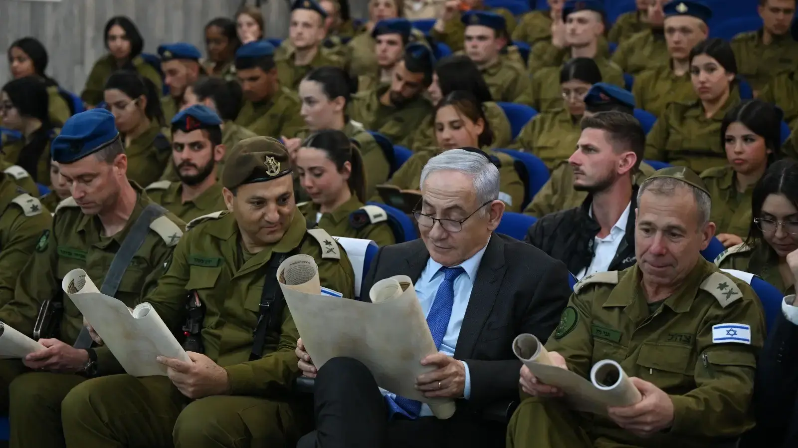 ראש הממשלה נתניהו בקריאת מגילה עם לוחמי ולוחמות גדוד ארז של חיל המשטרה הצבאית