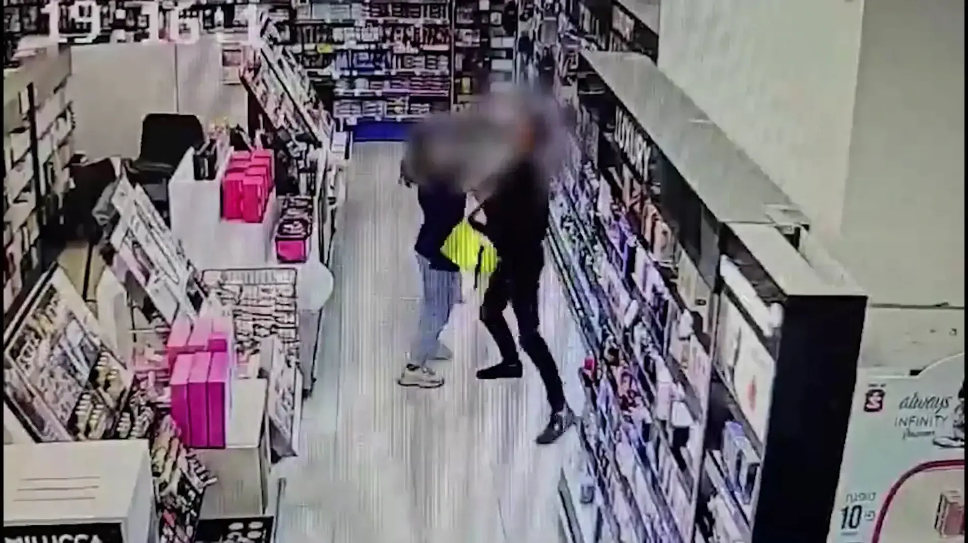 כתב אישום הוגש אתמול כנגד חשוד שעצרו שוטרי תחנת לב ת"א לפני כשבוע,  לאחר שעל פי החשד ריסס גז פלפל בפניה של מוכרת שניסתה למנוע ממנו לגנוב בושם
25.03.24