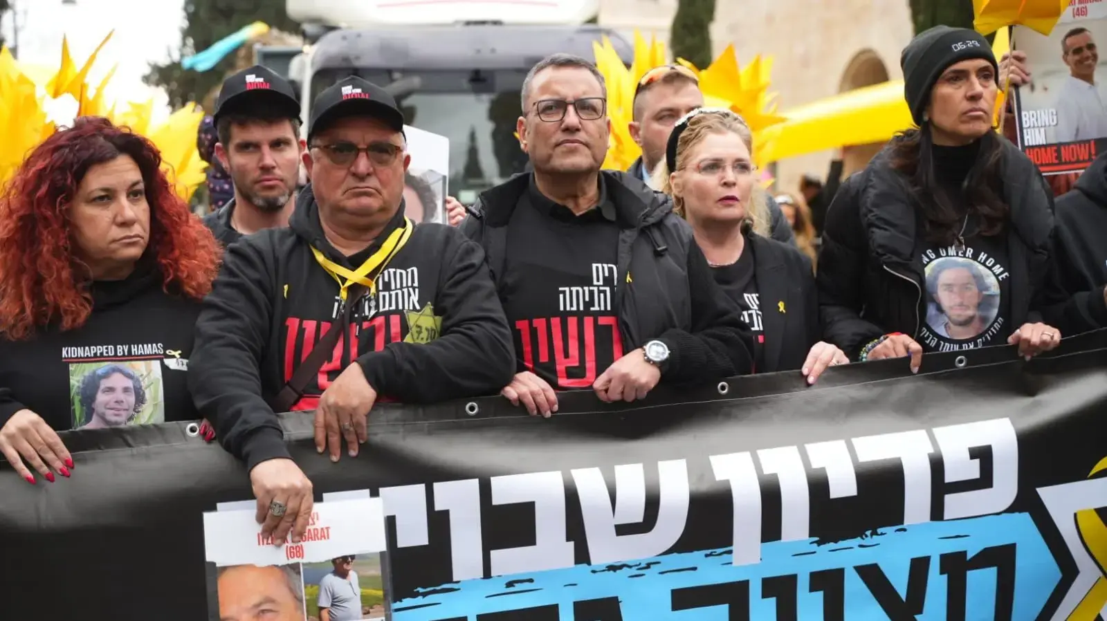 משה לאון ראש עיריית ירושליים , גיל דיקמן ומשפחות החטופים עדלאידע, 25 במרץ 2024 משה לאון ראש עיריית ירושליים , גיל דיקמן ומשפחות החטופים עדלאידע, 25 במרץ 2024