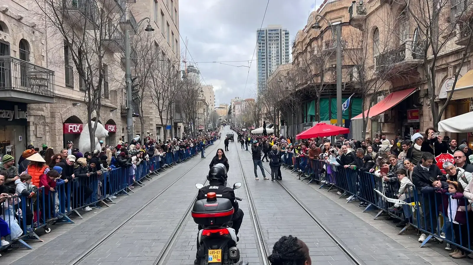 אלפים במרכז ירושלים מחכים למעבר העדלאידע 25 במרץ 2024 אלפים במרכז ירושלים מחכים למעבר העדלאידע 25 במרץ 2024