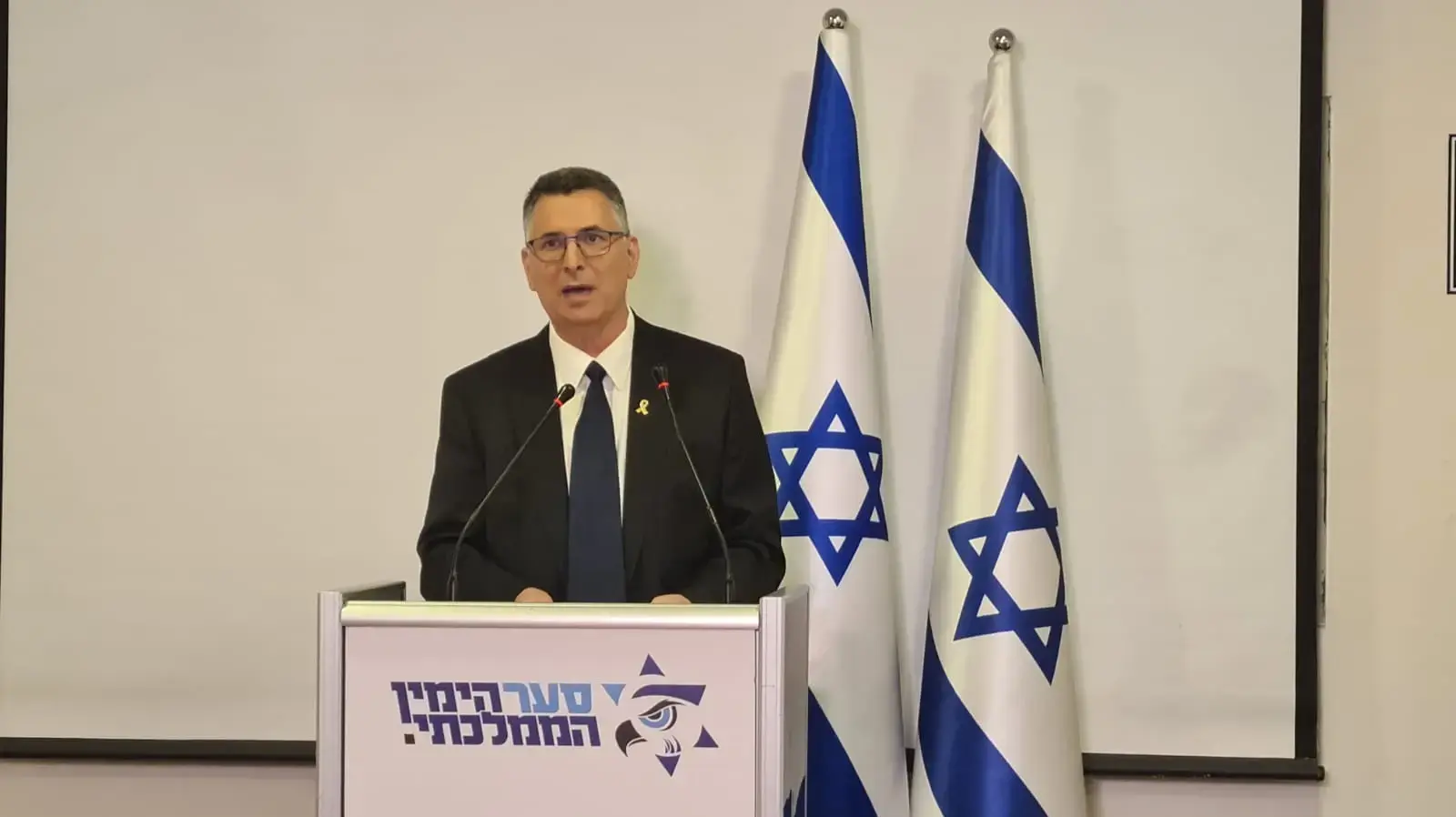 גדעון סער בהצהרה לתקשורת, תל אביב. 25 במרץ 2024 גדעון סער בהצהרה לתקשורת, תל אביב. 25 במרץ 2024