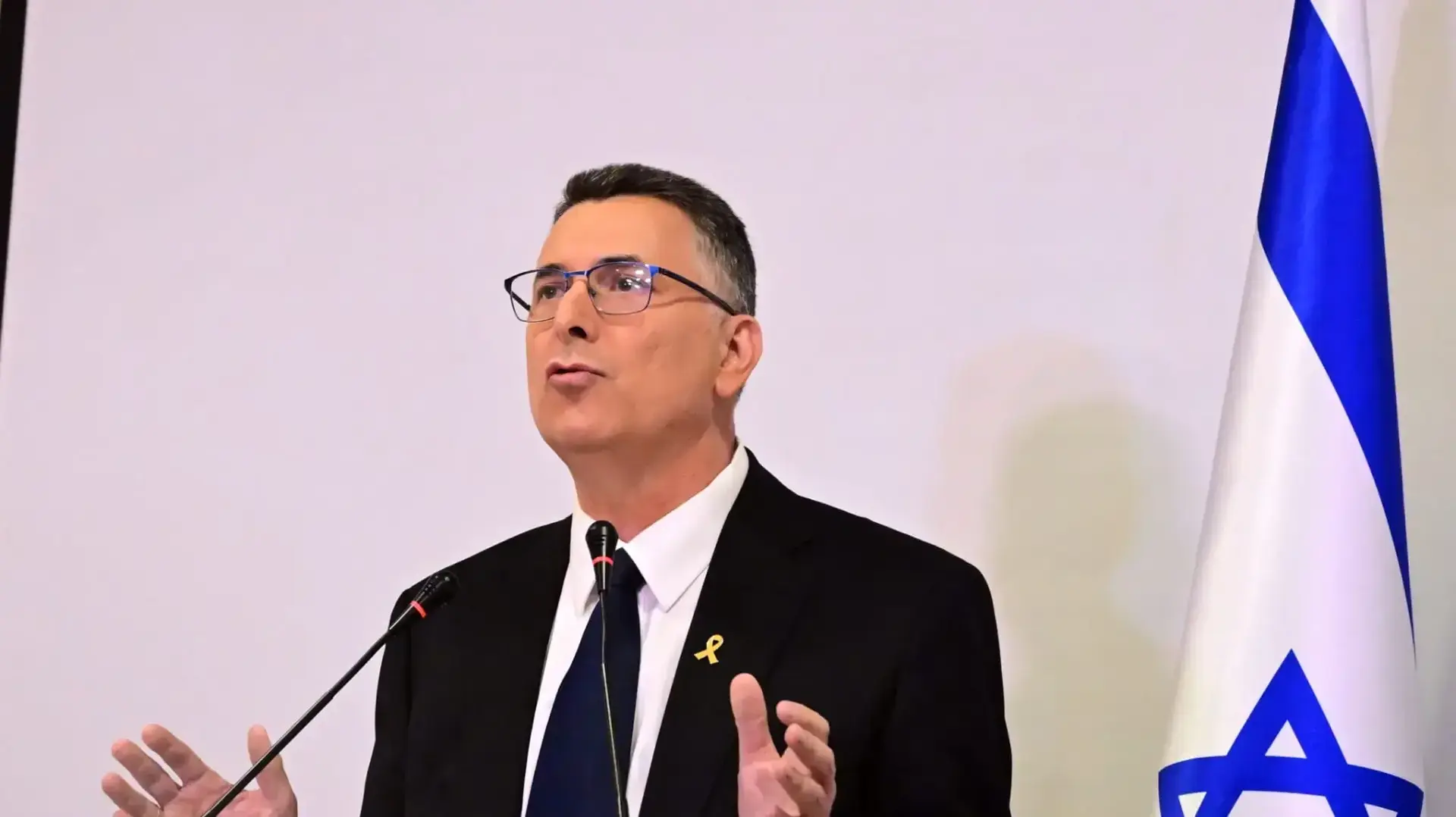גדעון סער בהצהרה לתקשורת, תל אביב. 25 במרץ 2024 גדעון סער בהצהרה לתקשורת, תל אביב. 25 במרץ 2024