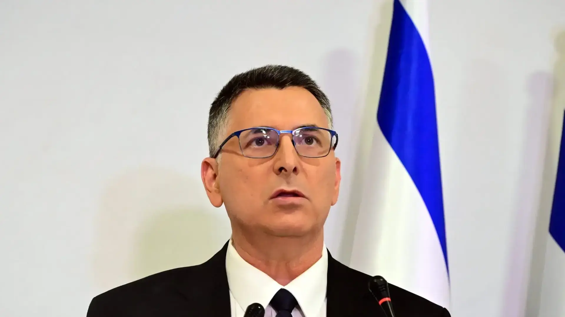 גדעון סער בהצהרה לתקשורת, תל אביב. 25 במרץ 2024 גדעון סער בהצהרה לתקשורת, תל אביב. 25 במרץ 2024