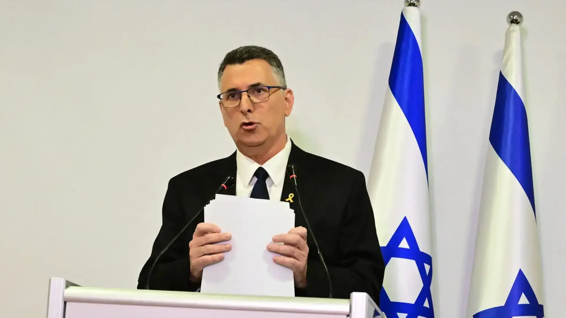גדעון סער בהצהרה לתקשורת, תל אביב. 25 במרץ 2024 גדעון סער בהצהרה לתקשורת, תל אביב. 25 במרץ 2024