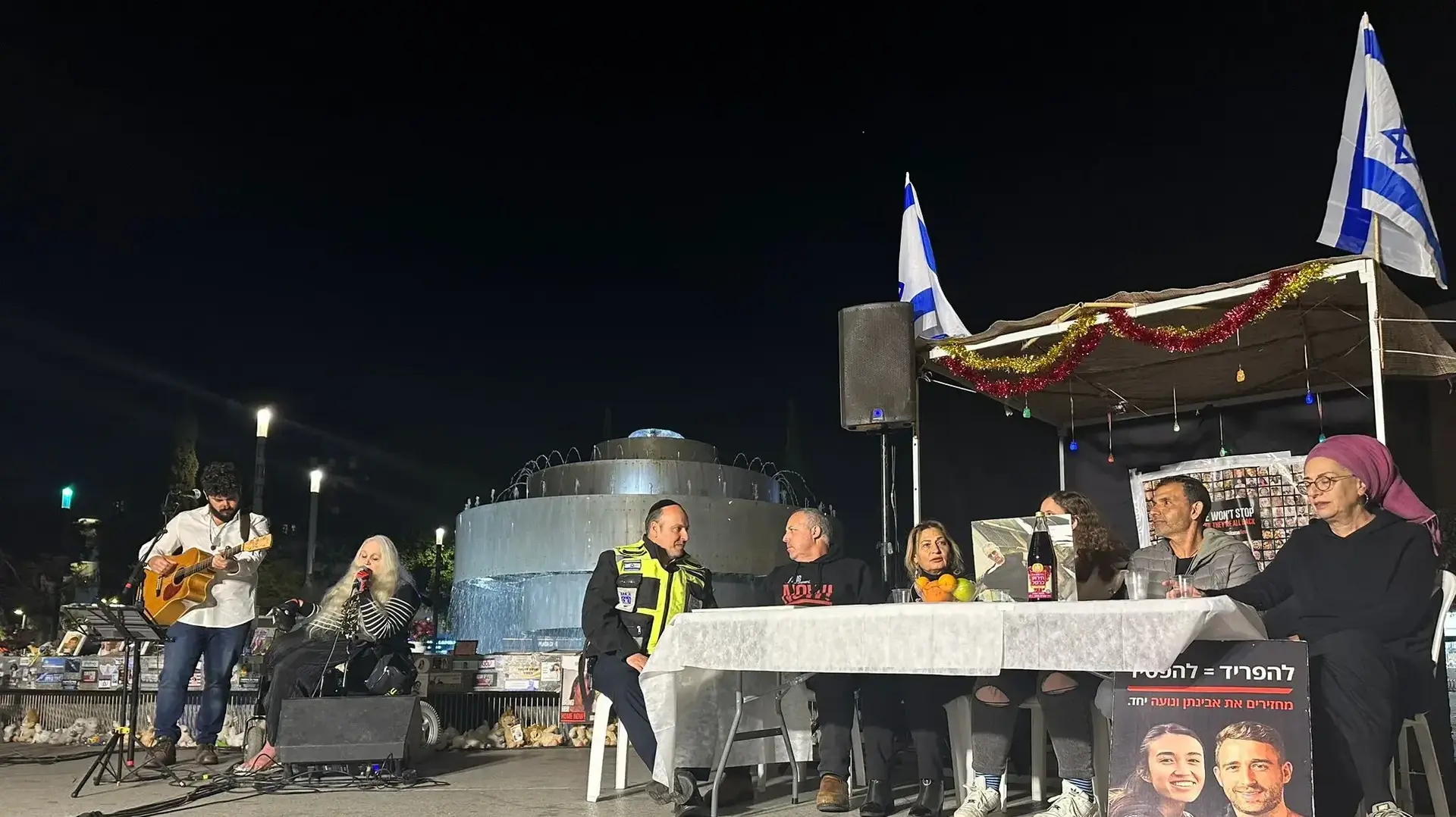 משפחות החטופים קיימו הצהרה לתקשורת בתוך סוכה בכיכר דיזינגוף, 25 במרץ 2024 משפחות החטופים קיימו הצהרה לתקשורת בתוך סוכה בכיכר דיזינגוף, 25 במרץ 2024