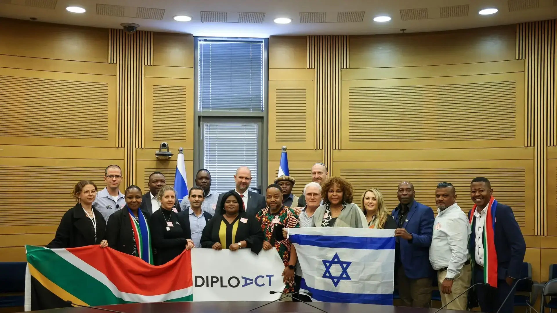 משלחת דרום אפריקאית במשכן הכנסת למען הפגנת תמיכה בישראל משלחת דרום אפריקאית במשכן הכנסת למען הפגנת תמיכה בישראל