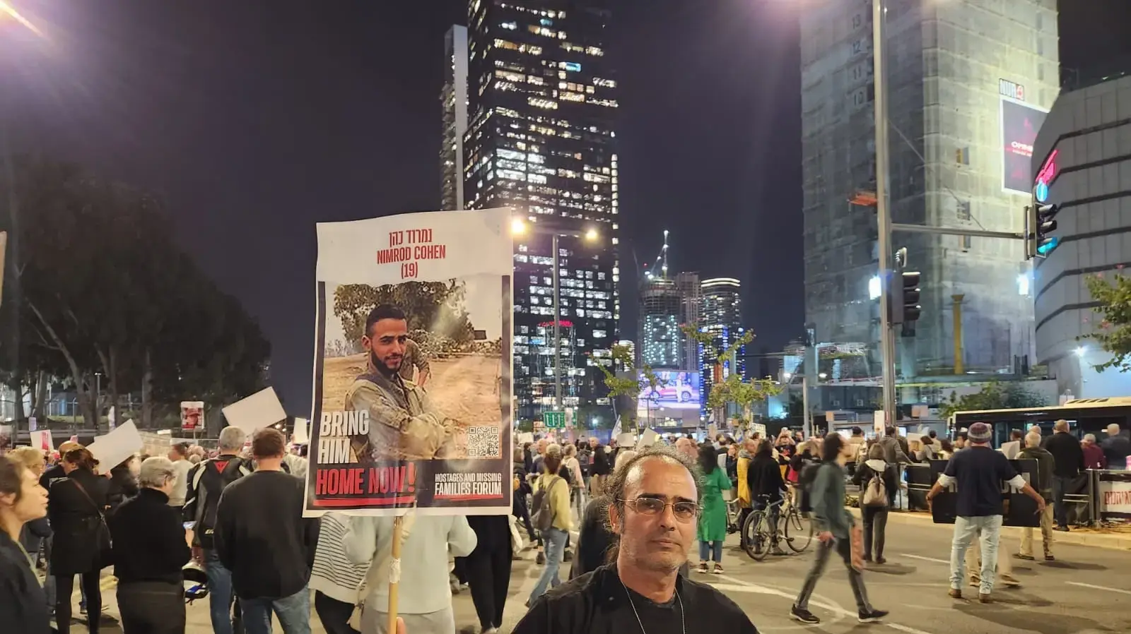 יהודה, אבא של נמרוד כהן בהפגנת משפחות חטופים בדרישה לקיום עסקה, דרך בגין תל אביב, 26 במרץ 2023 יהודה, אבא של נמרוד כהן בהפגנת משפחות חטופים בדרישה לקיום עסקה, דרך בגין תל אביב, 26 במרץ 2023
