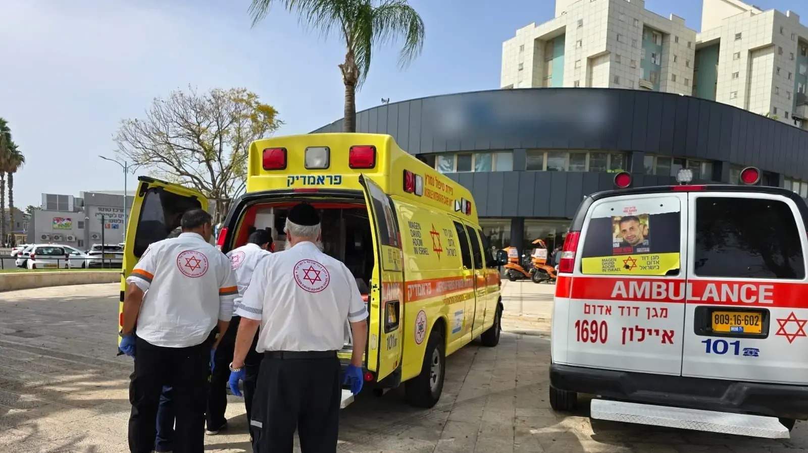 גבר שנפצע מאירוע אלימות מפונה באמבולנס ברחוב קפלן בתל אביב 27 במרץ 2024 גבר שנפצע מאירוע אלימות מפונה באמבולנס ברחוב קפלן בתל אביב 27 במרץ 2024