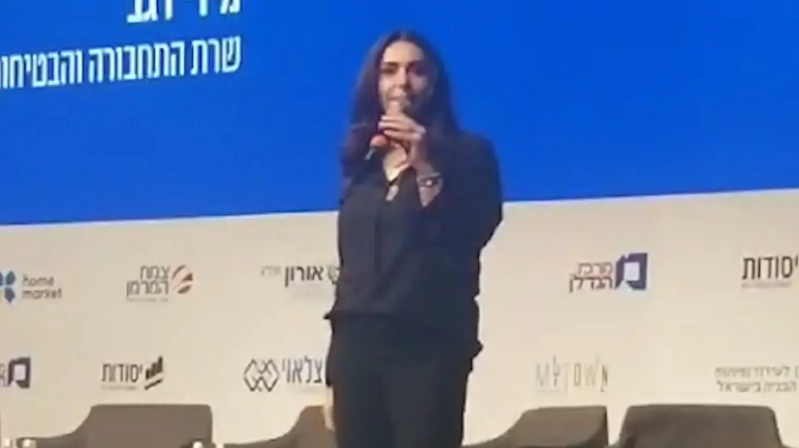 מירי רגב עוזבת את הבמה בכנס הנדל״ן 2024 בעקבות קריאות בוז מירי רגב עוזבת את הבמה בכנס הנדל״ן 2024 בעקבות קריאות בוז