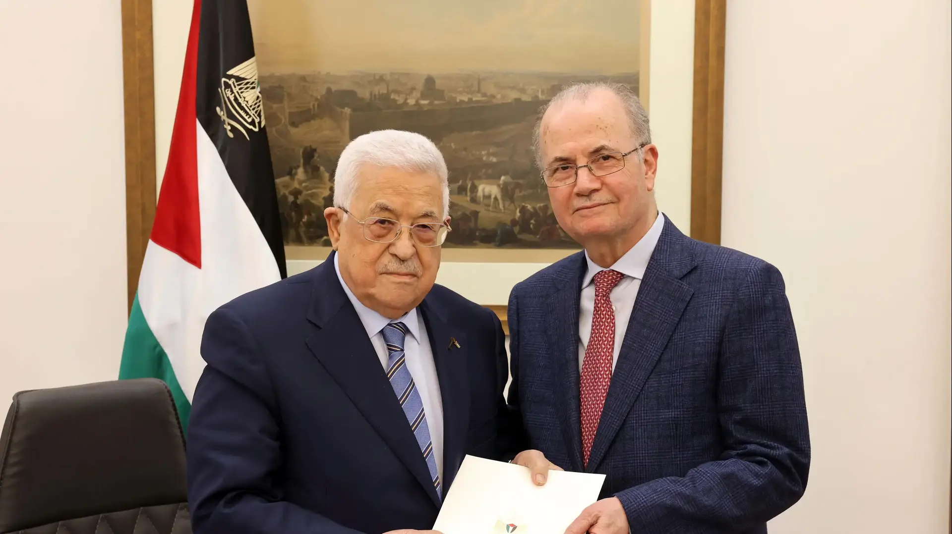 יו"ר הרשות הפלסטינית אבו מאזן מציג את המנדט של מוחמד מוסטפא להקמת ממשלה חדשה, מרץ 2024