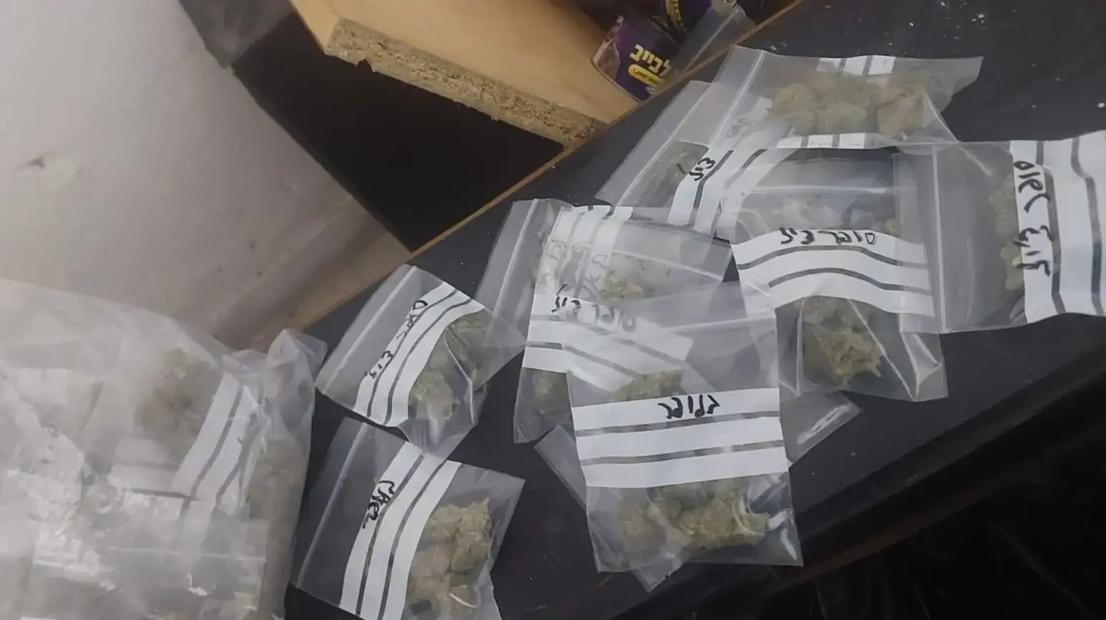 תפיסת סמים מסוג MDMA שנשלחו מהולנד בעיר רמת גן תפיסת סמים מסוג MDMA שנשלחו מהולנד בעיר רמת גן