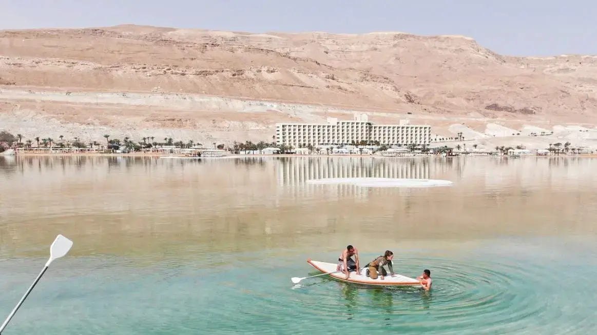 כוחות משטרה מחלצים שב"ח שנכנס לים המלח