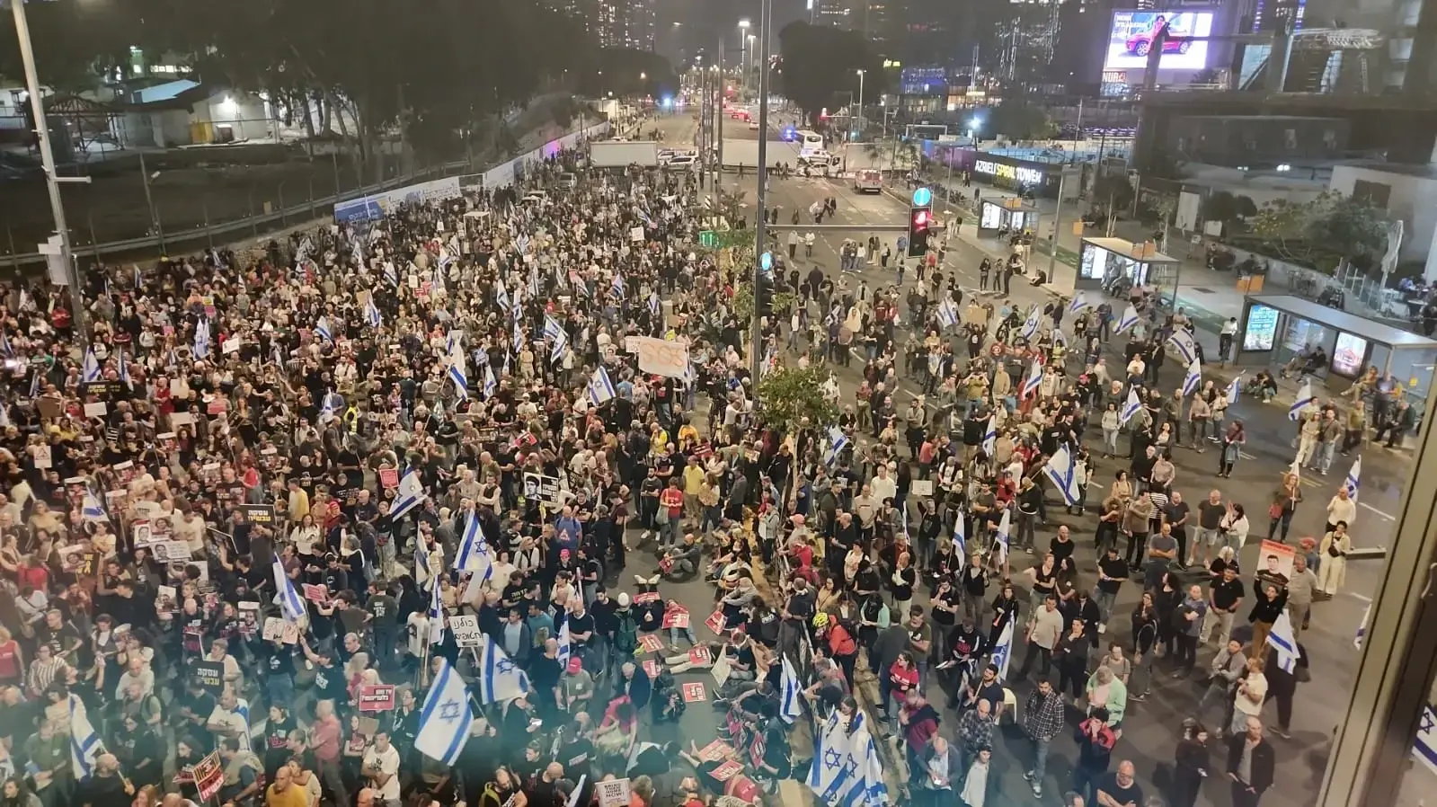 מפגינים מוחים בסמוך לשער בגין של בסיס הקרייה, 30 במרץ 2024 מפגינים מוחים בסמוך לשער בגין של בסיס הקרייה, 30 במרץ 2024