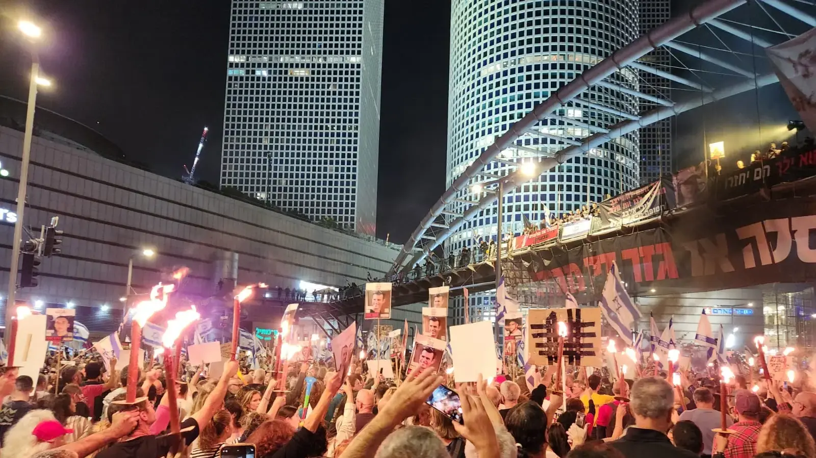 מפגינים רבים אוחזים בלפידים מפגינים רבים אוחזים בלפידים