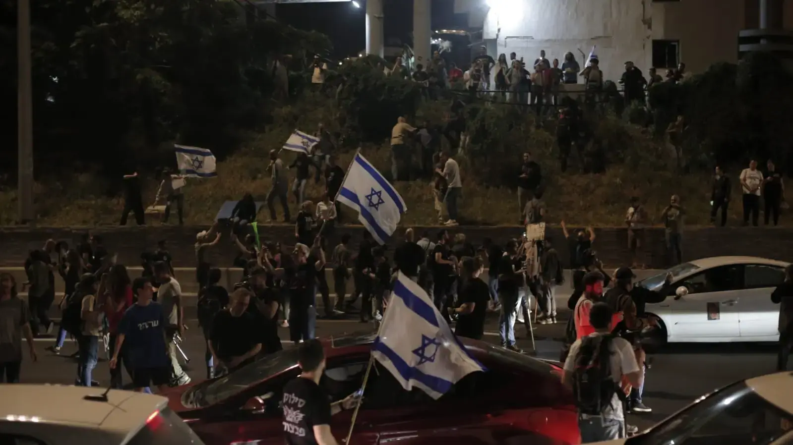 מפגינים חוסמים את איילון מפגינים חוסמים את איילון