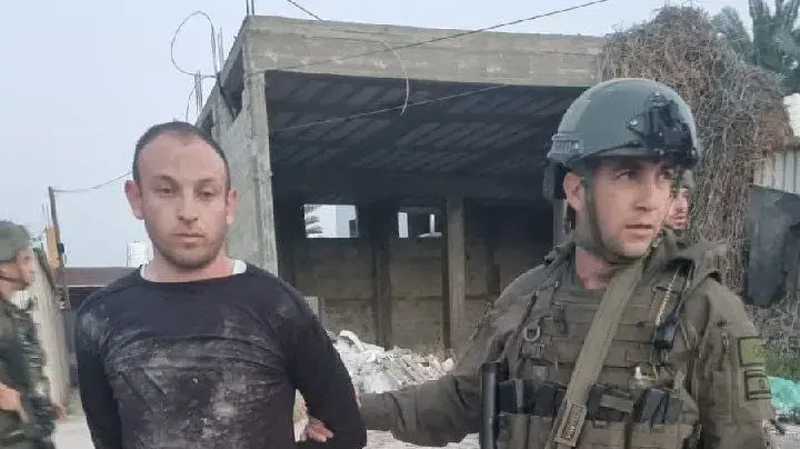 המחבל שביצע את הפיגוע בציר 90 הסגיר את עצמו לכוחות צה"ל 31 במרץ 2024 המחבל שביצע את הפיגוע בציר 90 הסגיר את עצמו לכוחות צה"ל 31 במרץ 2024