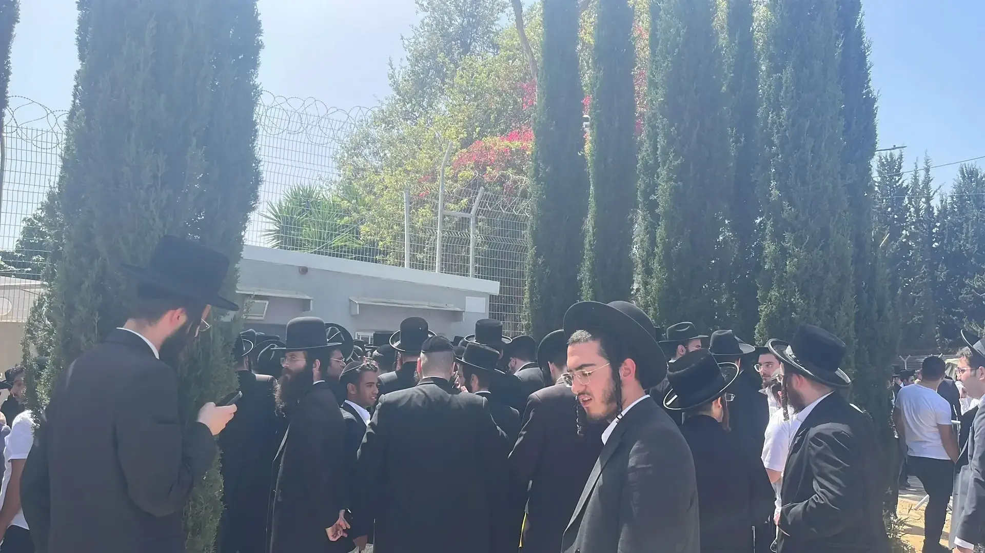 תלמידי ישיבות חרדים הגיעו ללשכת הגיוס בתל השומר כדי לקבל דיחוי מגיוס לצה״ל תלמידי ישיבות חרדים הגיעו ללשכת הגיוס בתל השומר כדי לקבל דיחוי מגיוס לצה״ל