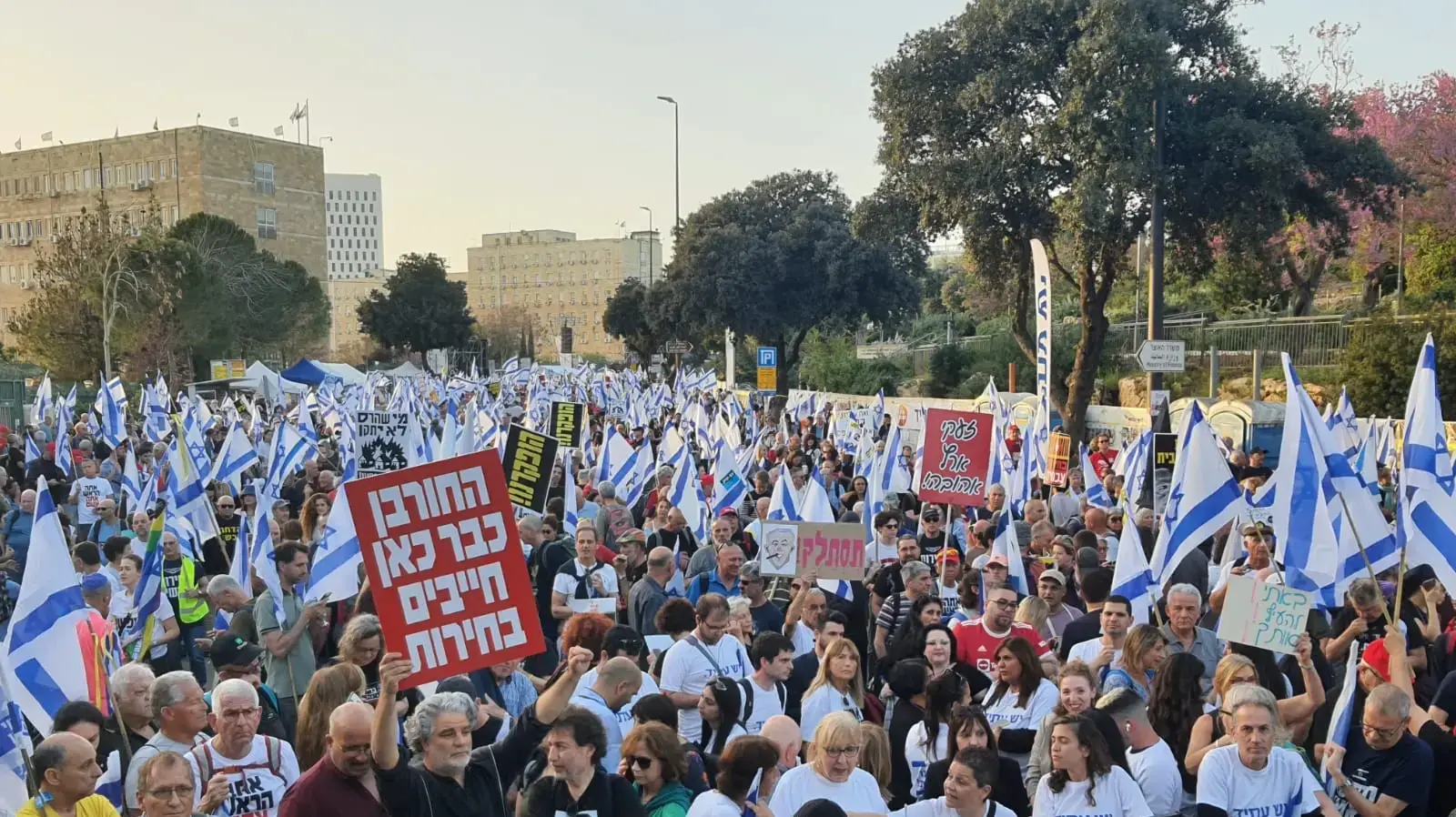 המחאה של משפחות החטופים מחוץ לכנסת, ירושלים, 31 במרץ 2024 המחאה של משפחות החטופים מחוץ לכנסת, ירושלים, 31 במרץ 2024