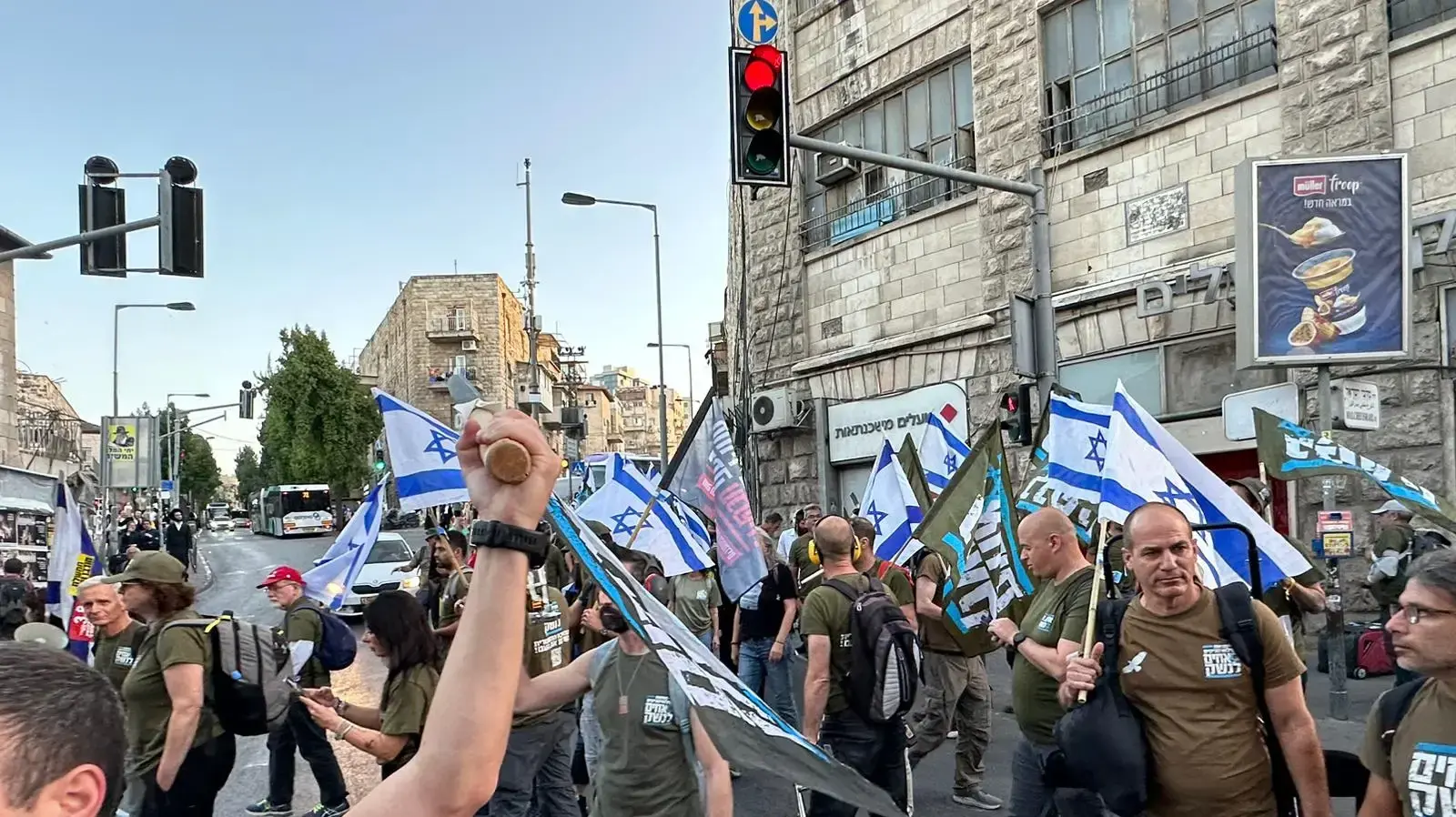 פעילי "אחים לנשק" מפגינים בהפתעה בכיכר השבת בירושלים
