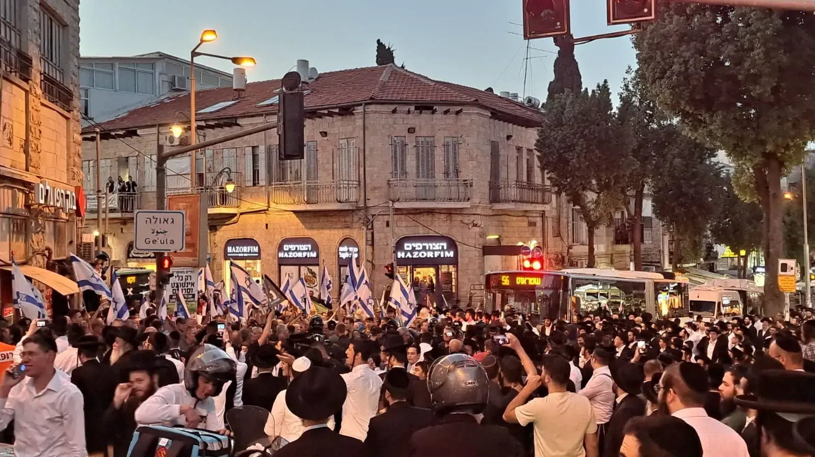 פעילי "אחים לנשק" מפגינים בהפתעה בכיכר השבת בירושלים פעילי "אחים לנשק" מפגינים בהפתעה בכיכר השבת בירושלים