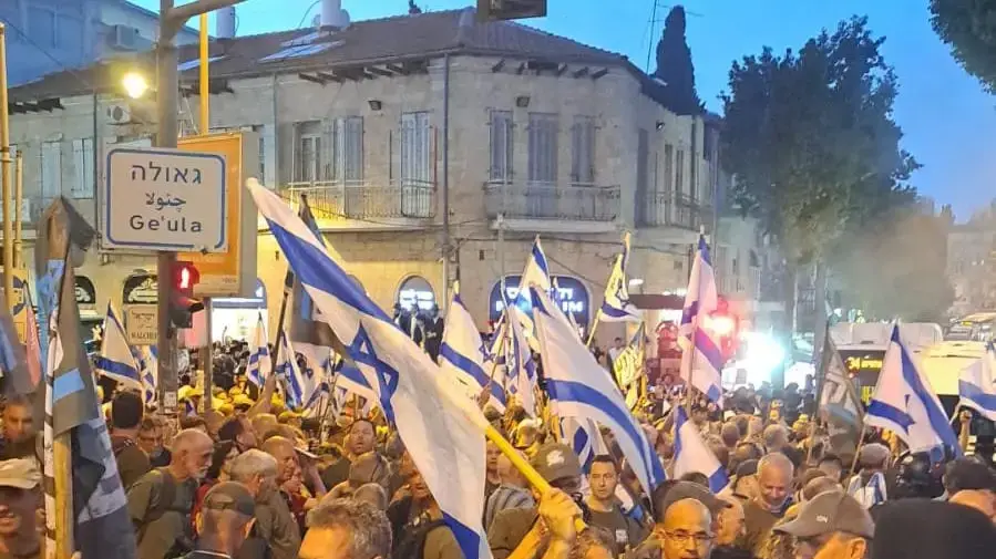 פעילי "אחים לנשק" מפגינים בהפתעה בכיכר השבת בירושלים פעילי "אחים לנשק" מפגינים בהפתעה בכיכר השבת בירושלים