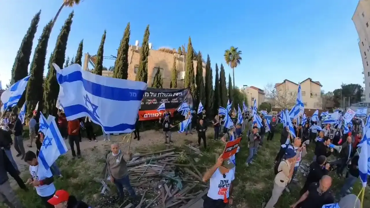 הפגנה מול ביתו של אריה דרעי בקריאה לבחירות ושוויון בנטל, 1 באפריל 2024