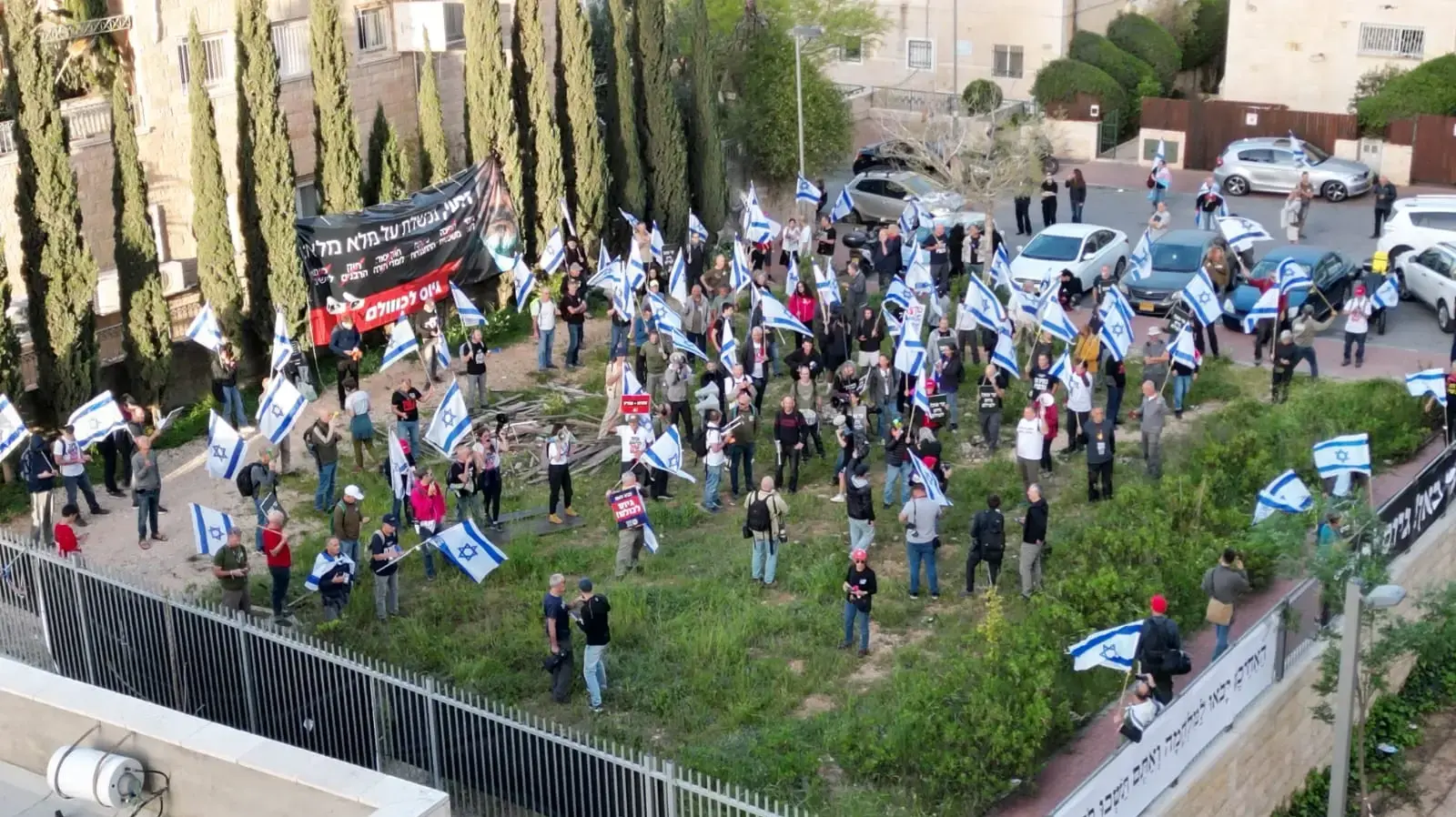 הפגנה מול ביתו של אריה דרעי בקריאה לבחירות ושוויון בנטל, 1 באפריל 2024