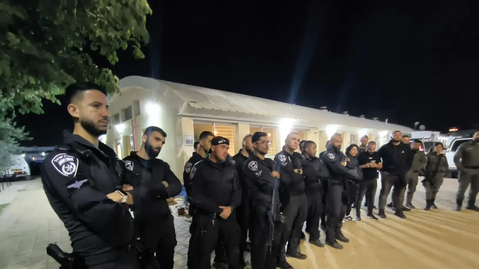 כוחות הביטחון עצרו את אחותו של איסמעיל הנייה בשם צבאח עבד אל סאלם הניה כוחות הביטחון עצרו את אחותו של איסמעיל הנייה בשם צבאח עבד אל סאלם הניה