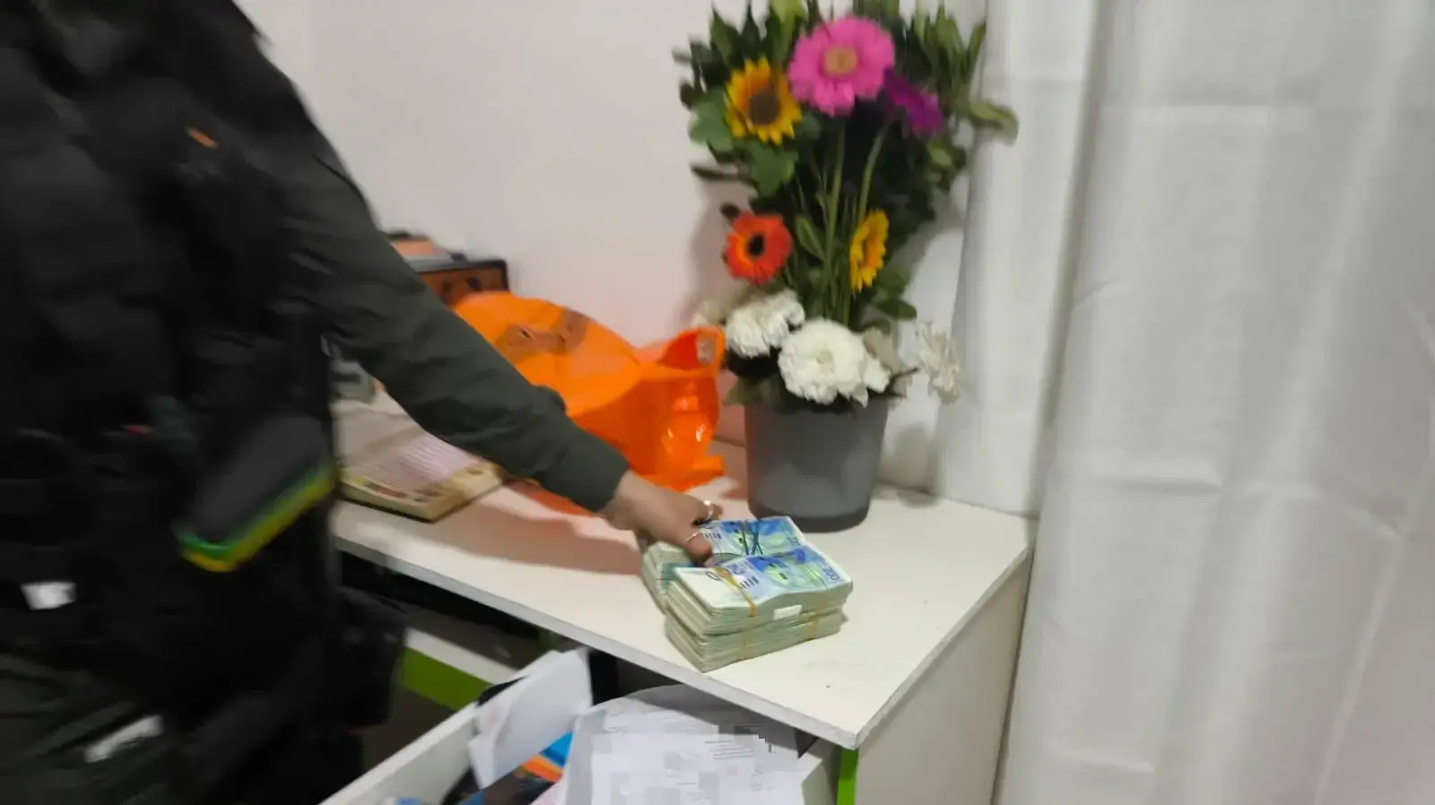 במהלך חיפוש שבוצע בביתה של אחותו של איסמעיל הנייה, נתפסו מאות אלפי שקלים מוסלקים במהלך חיפוש שבוצע בביתה של אחותו של איסמעיל הנייה, נתפסו מאות אלפי שקלים מוסלקים