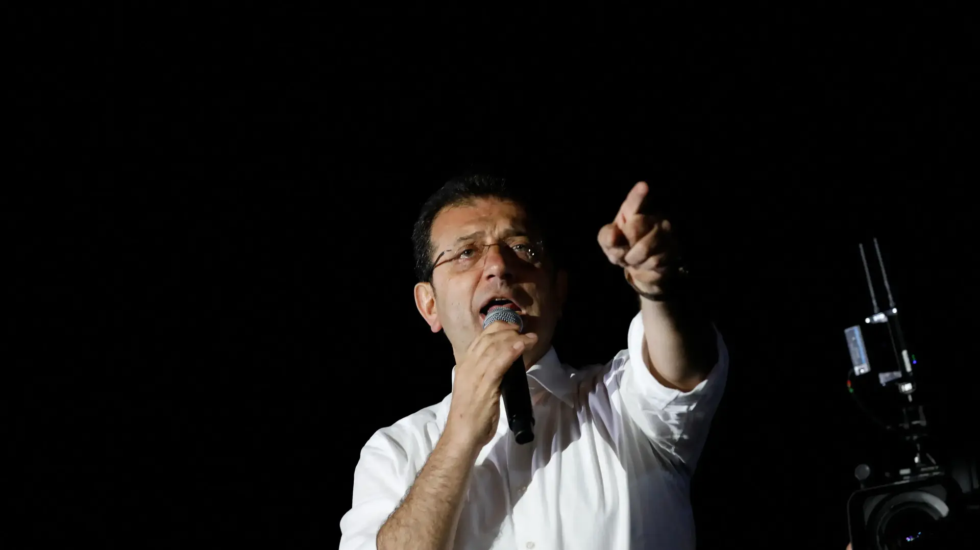 ראש עיריית איסטנבול, אקרם אימאמאולו, בנאום לתומכיו אחרי הניצחון בבחירות, 1 באפריל 2024