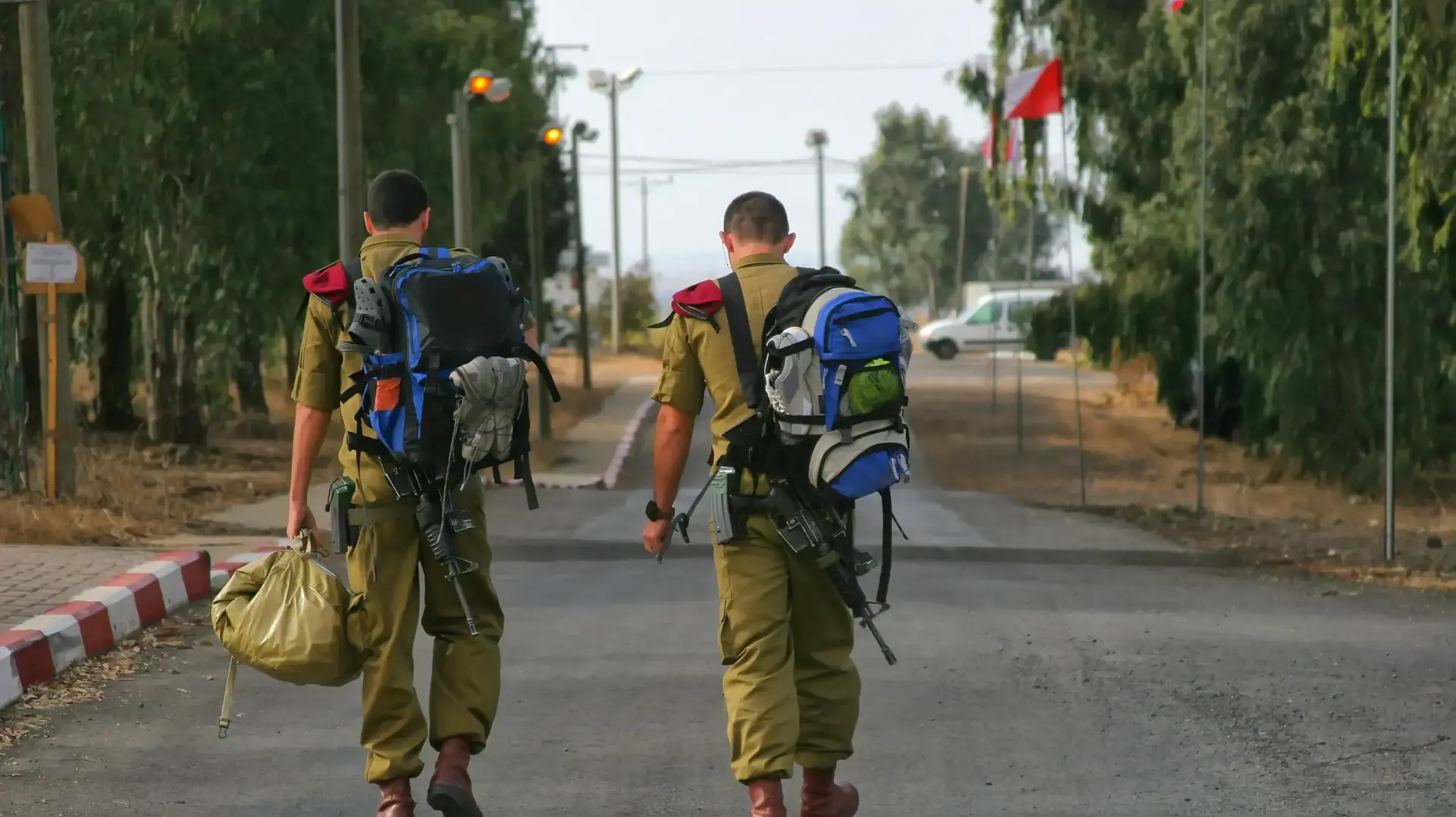 חיילי צה"ל עם תיק על הגב