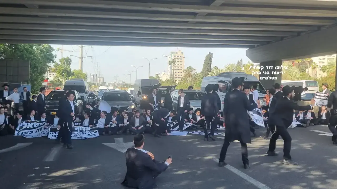 חרדים מפגינים לגבי חוק הגיוס וחוסמים את כביש 4 לכיוון דרום סמוך לצומת קוקה קולה. המשטרה מנסה לפנות אותם.
