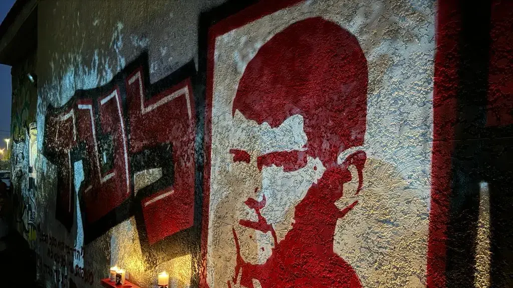 כתובות גרפיטי בעיר תל אביב לזכרו של חלל צה"ל ירון (נוני) שי כתובות גרפיטי בעיר תל אביב לזכרו של חלל צה"ל ירון (נוני) שי
