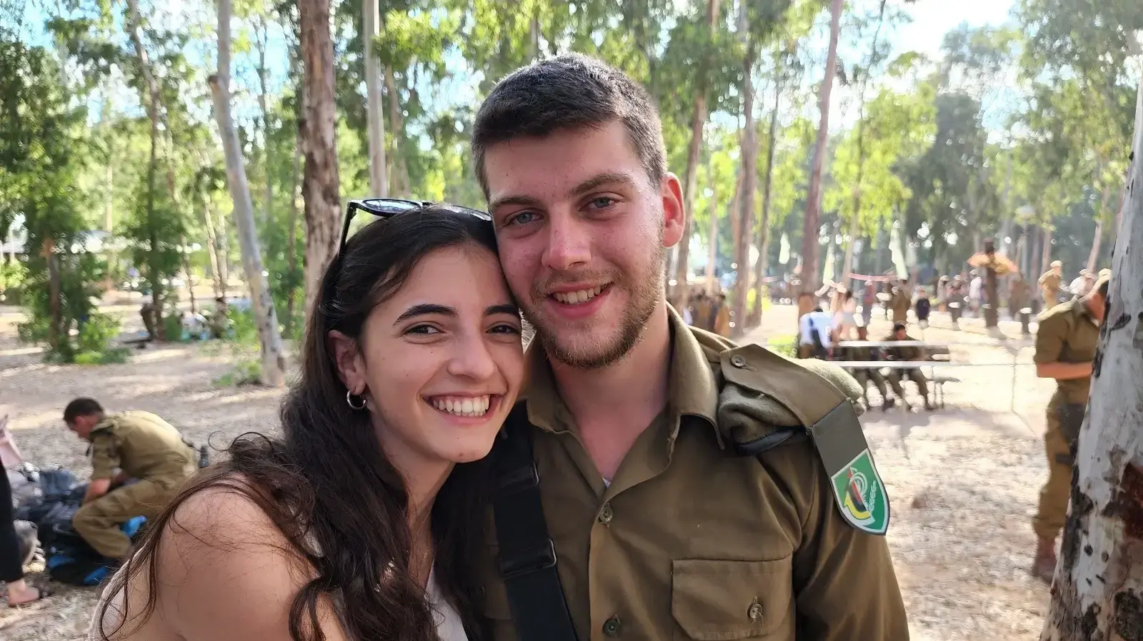 חלל צה"ל סמ"ר ירון (נוני) שי ובת זוגו מיקה שמש בסיום מסע הכומתה חלל צה"ל סמ"ר ירון (נוני) שי ובת זוגו מיקה שמש בסיום מסע הכומתה