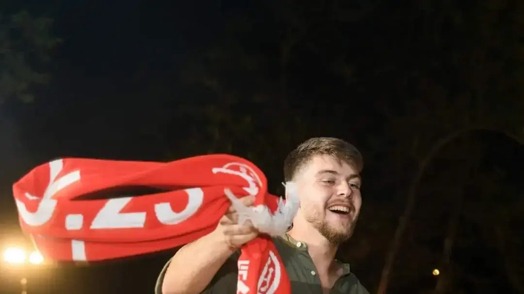 חלל צה"ל ירון (נוני) שי על הכתפיים של דן והראל, חברי ילדות, בחתונה של אחיו ליאור, חודש לפני שנפל חלל צה"ל ירון (נוני) שי על הכתפיים של דן והראל, חברי ילדות, בחתונה של אחיו ליאור, חודש לפני שנפל