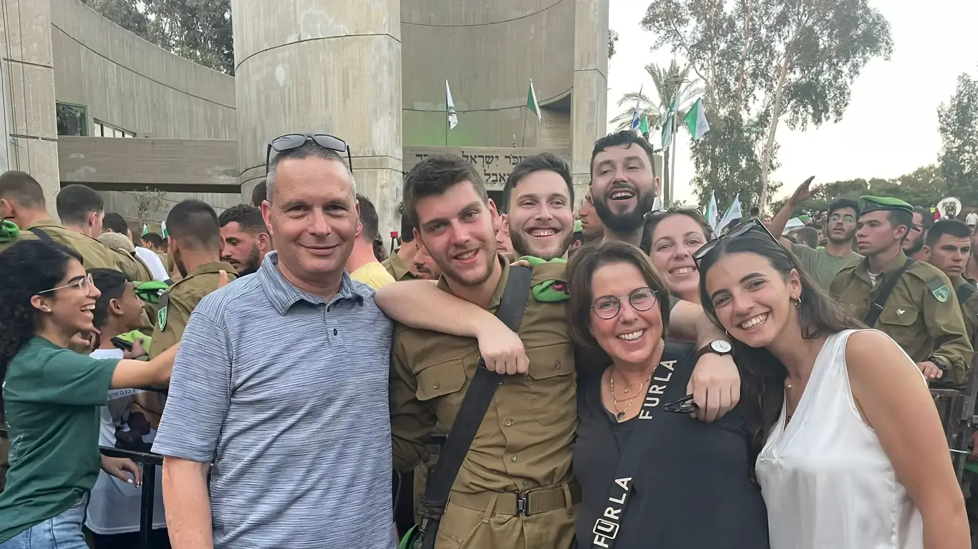חלל צה"ל סמ"ר ירון (נוני) שי ביחד עם משפחתו ובת זוגו מיקה שמש חלל צה"ל סמ"ר ירון (נוני) שי ביחד עם משפחתו ובת זוגו מיקה שמש