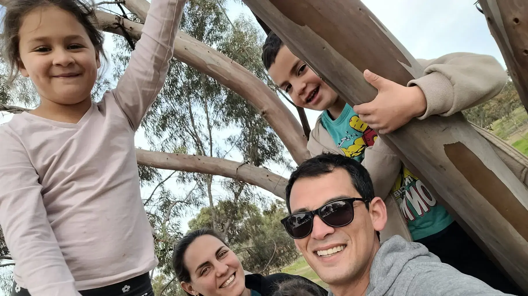סיגי ודולב יהוד עם ילדיהם סיגי ודולב יהוד עם ילדיהם