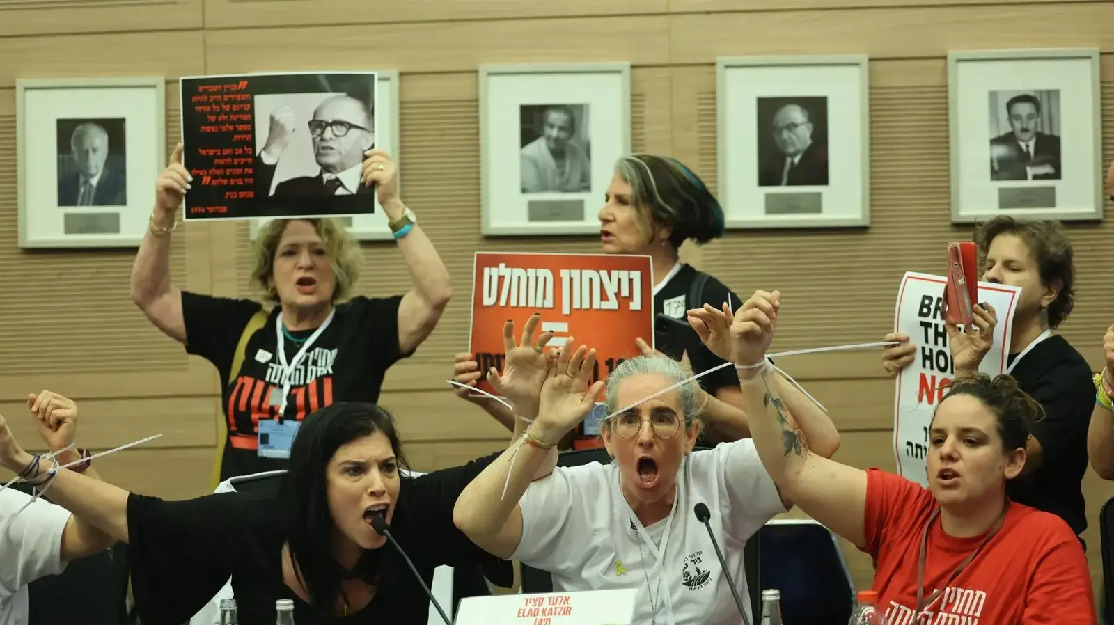 משפחות חטופים נאזקו בתוך ועדת חוץ וביטחון כחלק מהחרפת המאבק להחלפת המכשול לעסקה - ראש הממשלה, 2 באפריל 2024 משפחות חטופים נאזקו בתוך ועדת חוץ וביטחון כחלק מהחרפת המאבק להחלפת המכשול לעסקה - ראש הממשלה, 2 באפריל 2024