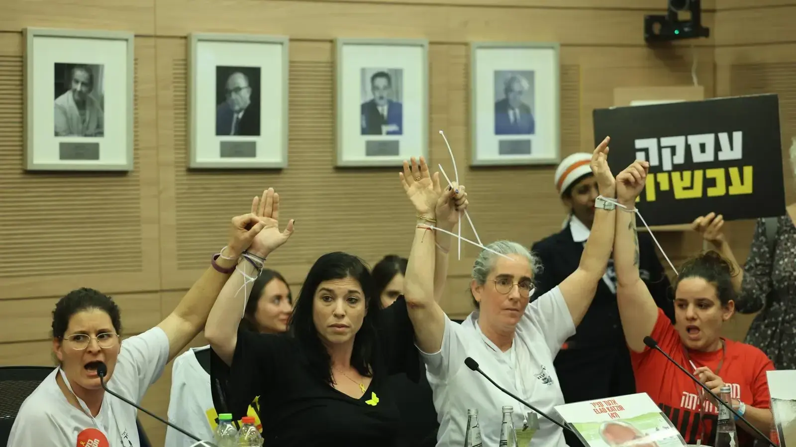משפחות חטופים נאזקו בתוך ועדת חוץ וביטחון כחלק מהחרפת המאבק להחלפת המכשול לעסקה - ראש הממשלה, 2 באפריל 2024 משפחות חטופים נאזקו בתוך ועדת חוץ וביטחון כחלק מהחרפת המאבק להחלפת המכשול לעסקה - ראש הממשלה, 2 באפריל 2024