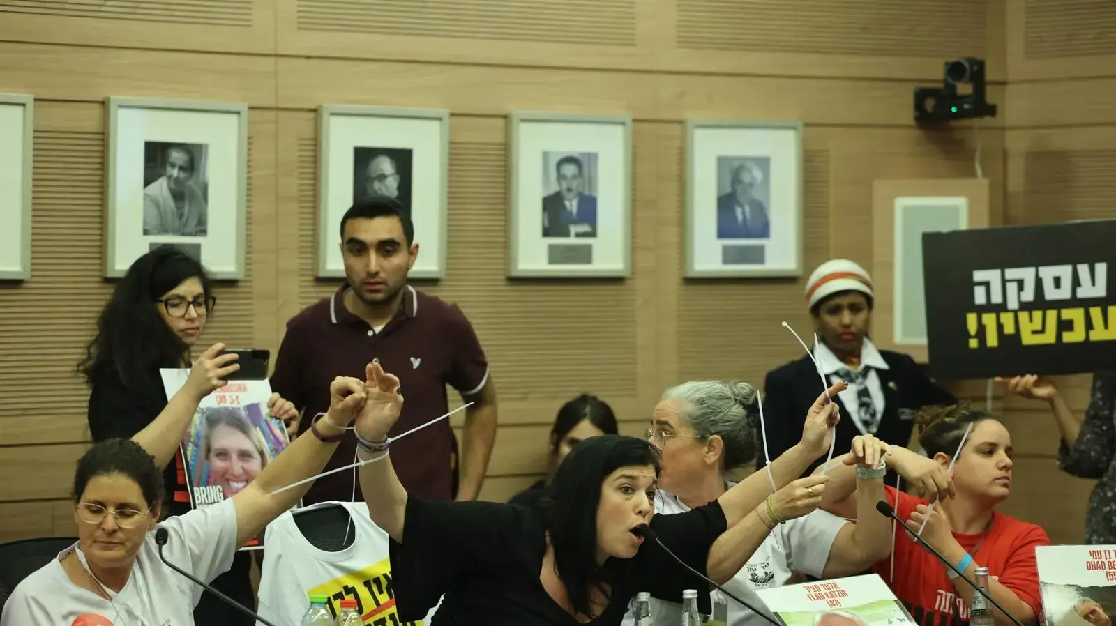 משפחות חטופים נאזקו בתוך ועדת חוץ וביטחון כחלק מהחרפת המאבק להחלפת המכשול לעסקה - ראש הממשלה, 2 באפריל 2024