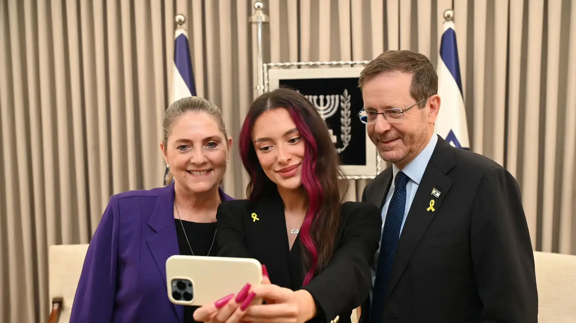 הזמרת עדן גולן, נשיא המדינה יצחק (בוז'י) הרצוג ורעייתו, מיכל הרצוג