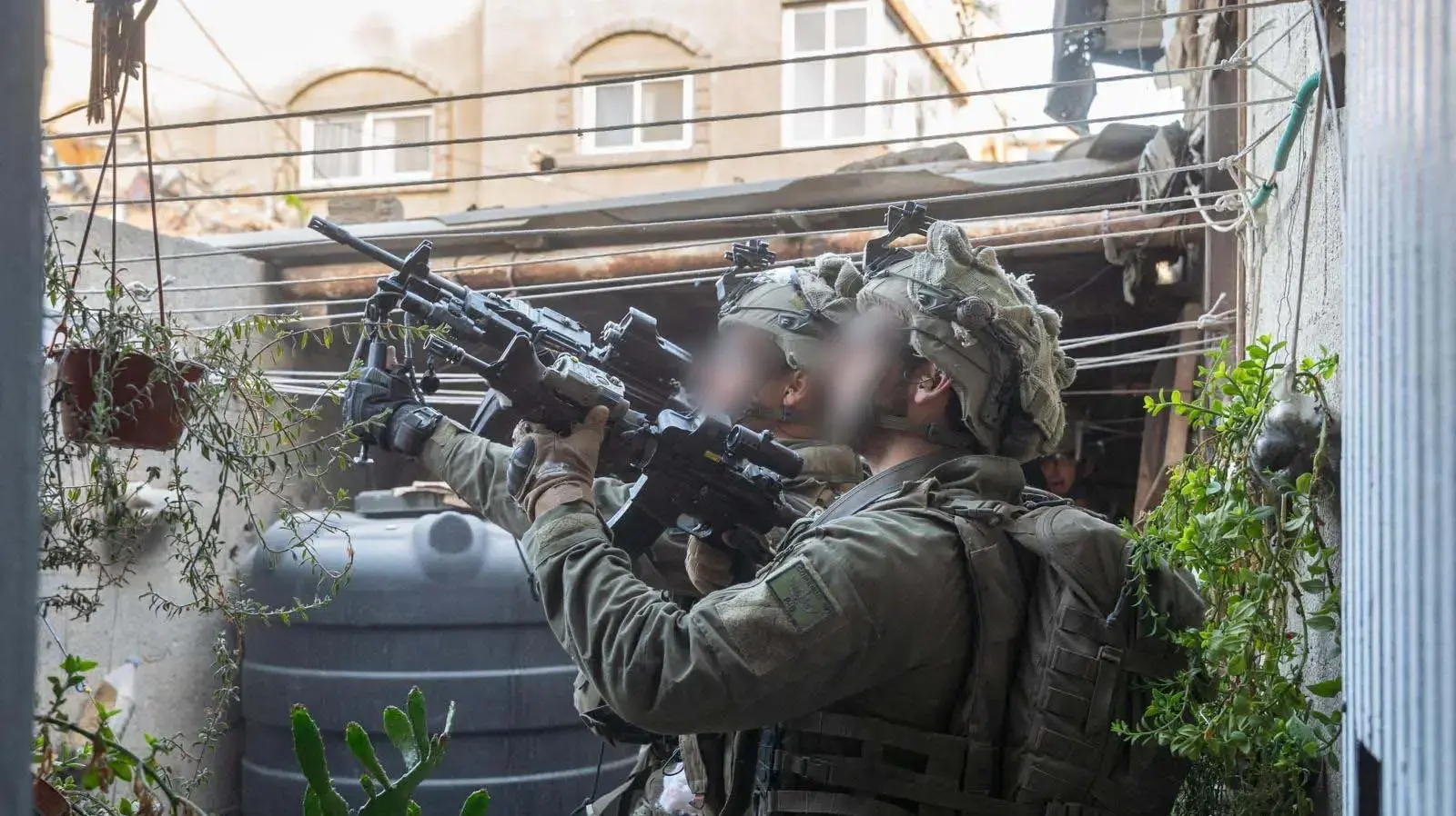 עשרות מחבלים נעצרו על ידי לוחמי יחידת אגוז: תיעוד מפעילות הכוחות בשכונת אל אמל שבחאן יונס עשרות מחבלים נעצרו על ידי לוחמי יחידת אגוז: תיעוד מפעילות הכוחות בשכונת אל אמל שבחאן יונס