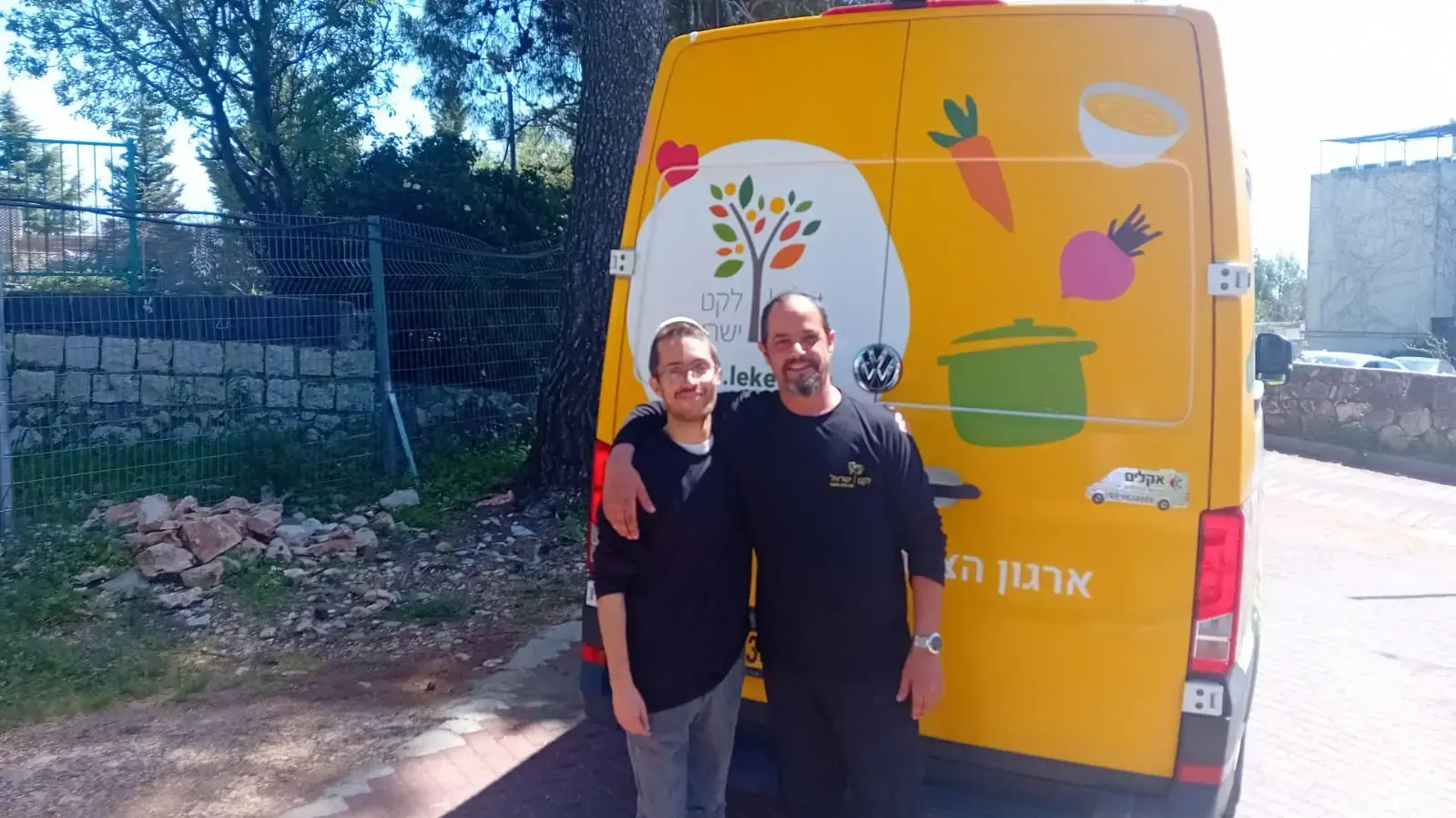 הנהג אברהם ואחיה עוזר נהגו