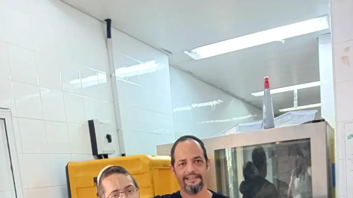 הנהג אברהם ואחיה עוזר נהגו הנהג אברהם ואחיה עוזר נהגו