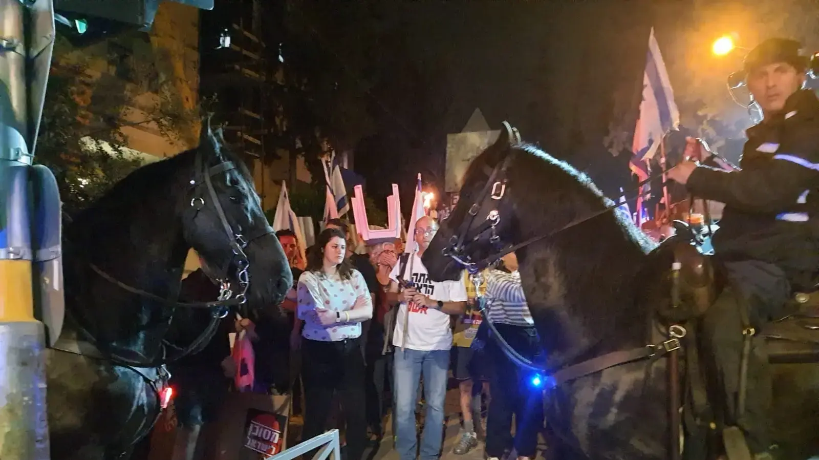 מפגינים עם לפידים מקיפים את מעון רה"מ בירושלים 02 באפריל 2024