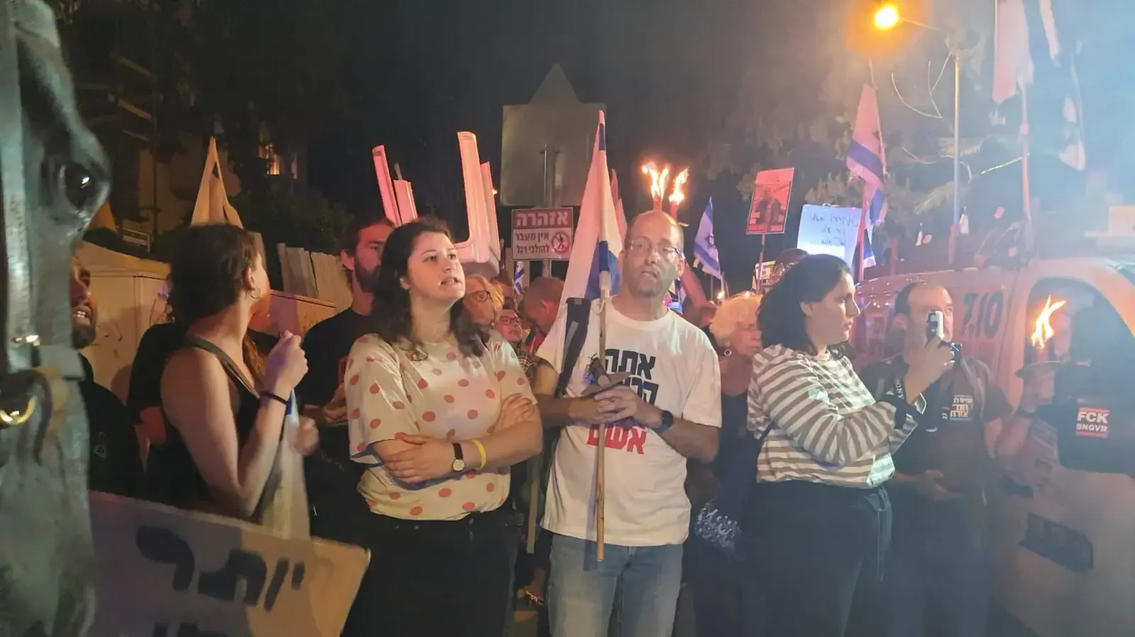 מפגינים עם לפידים מקיפים את מעון רה"מ בירושלים 02 באפריל 2024 מפגינים עם לפידים מקיפים את מעון רה"מ בירושלים 02 באפריל 2024