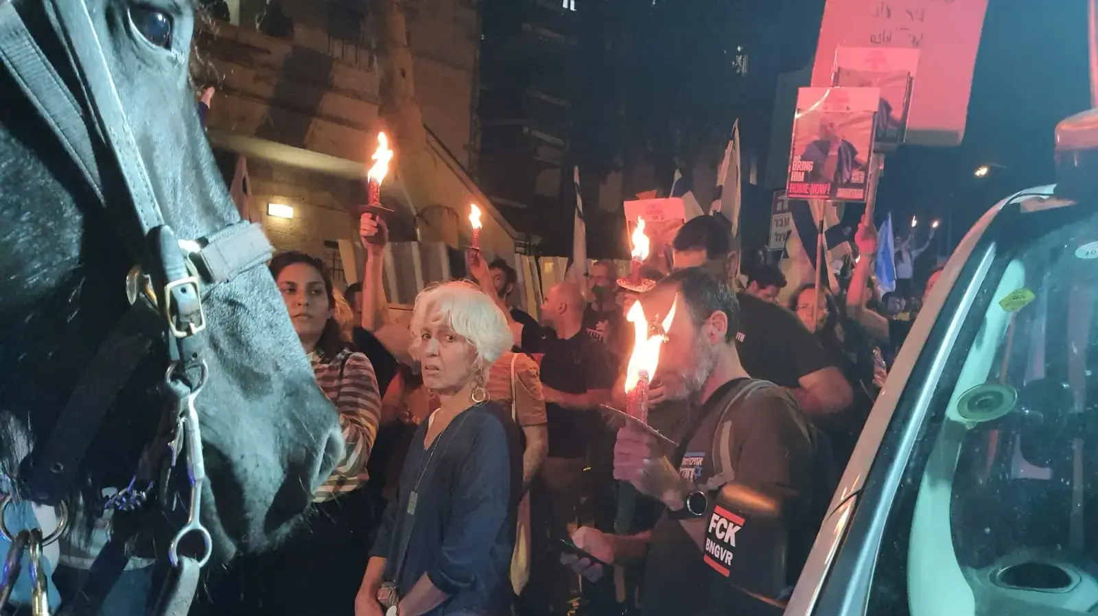מפגינים עם לפידים מקיפים את מעון רה"מ בירושלים 02 באפריל 2024 מפגינים עם לפידים מקיפים את מעון רה"מ בירושלים 02 באפריל 2024