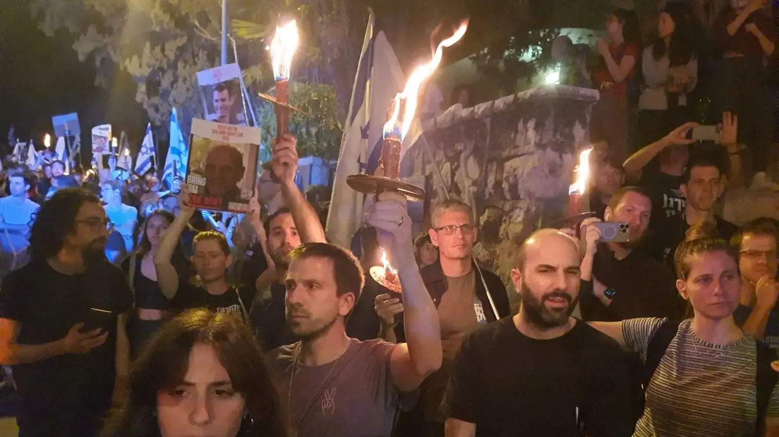מפגינים עם לפידים מקיפים את מעון רה"מ בירושלים 02 באפריל 2024 מפגינים עם לפידים מקיפים את מעון רה"מ בירושלים 02 באפריל 2024