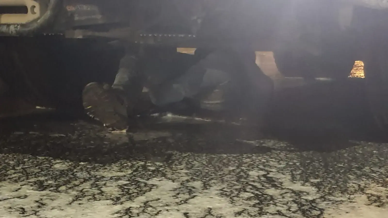מפגין מתבצר מתחת למכתזית בהפגנה מול מעון רה"מ בירושלים 02 באפריל 2024 מפגין מתבצר מתחת למכתזית בהפגנה מול מעון רה"מ בירושלים 02 באפריל 2024